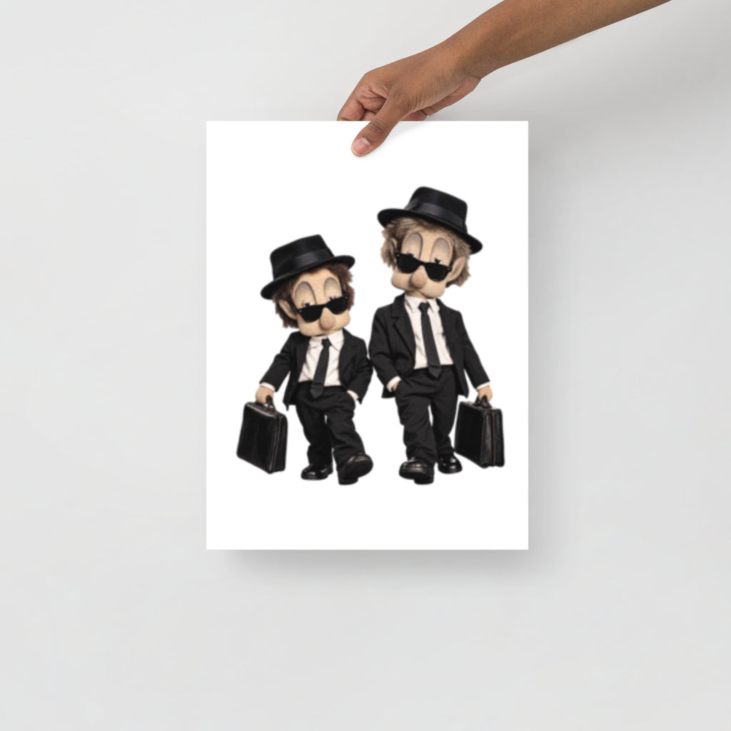 Humoristisk plakat med Pompel og Pilt i sorte dresser, hatter og solbriller, inspirert av Blues Brothers.