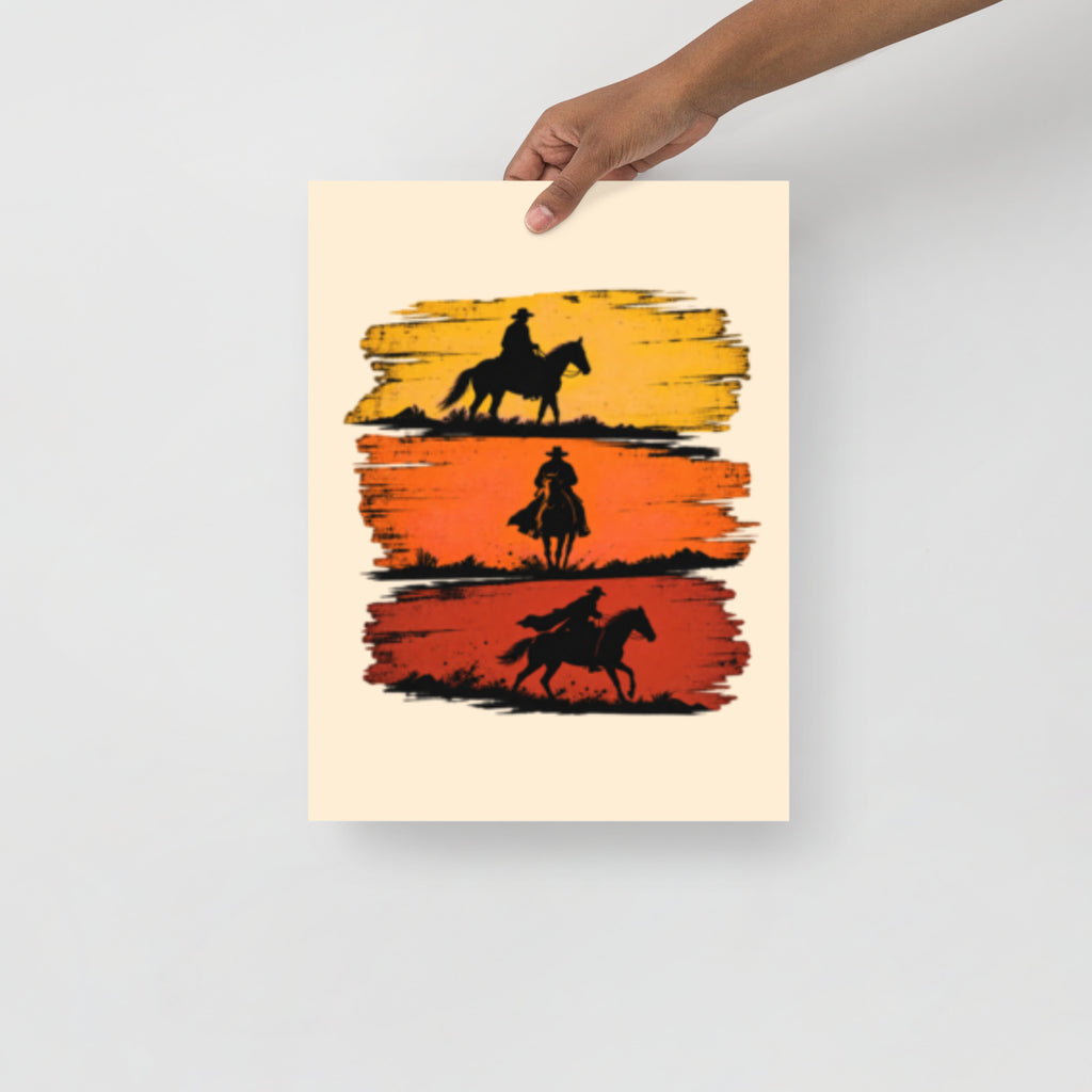 Westernplakat med tre silhuetter av cowboyer til hest, fordelt på tre horisontale scener inspirert av det ville vesten og klassiske westernfilmer.
