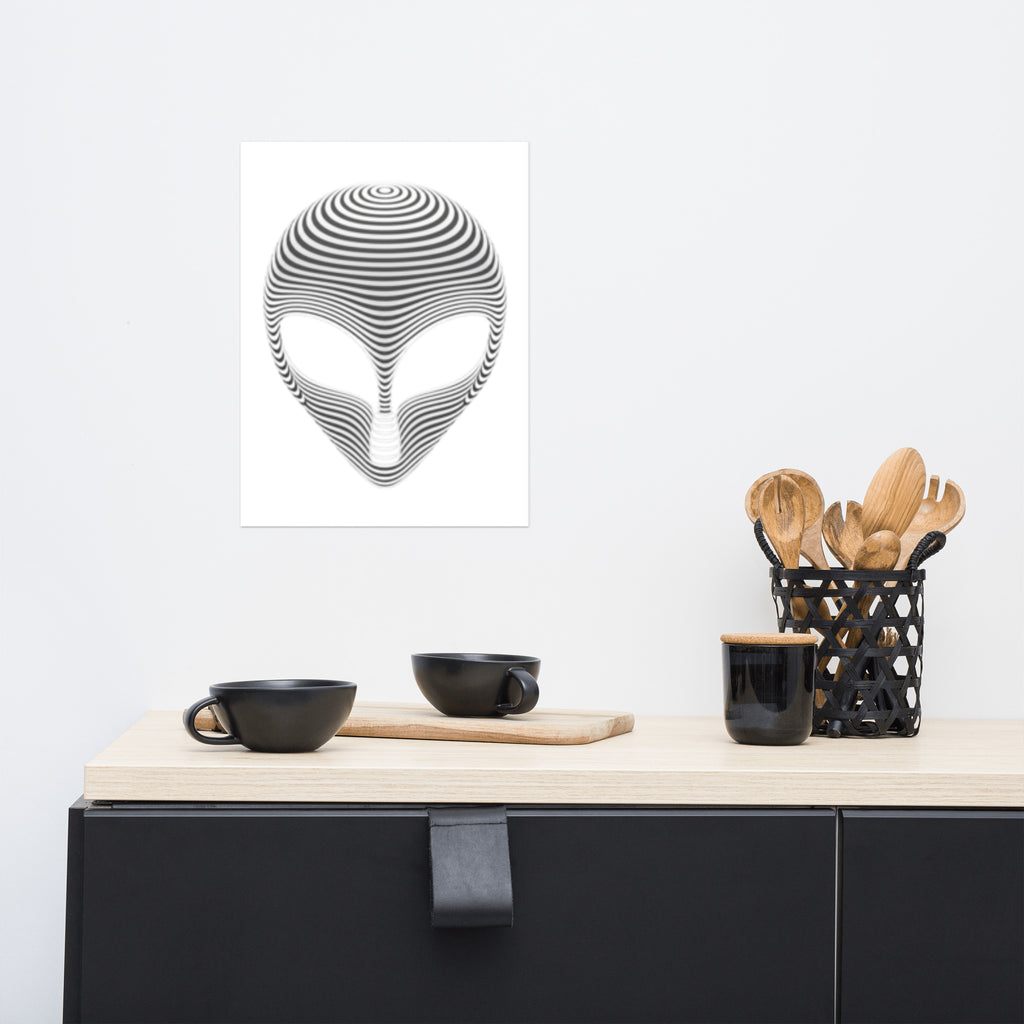 Plakat med stilisert romvesenansikt bygget opp av bølgende svarte og hvite linjer i et symmetrisk, geometrisk mønster.