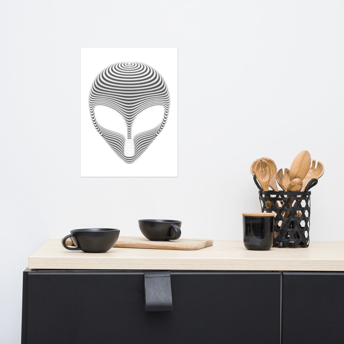 Plakat med stilisert romvesenansikt bygget opp av bølgende svarte og hvite linjer i et symmetrisk, geometrisk mønster.