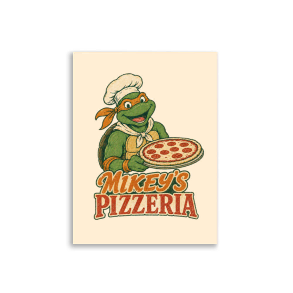 Plakat med Michelangelo fra Teenage Mutant Ninja Turtles som pizzakokk med kokkelue og en pepperonipizza, over teksten Mikey's Pizzeria.