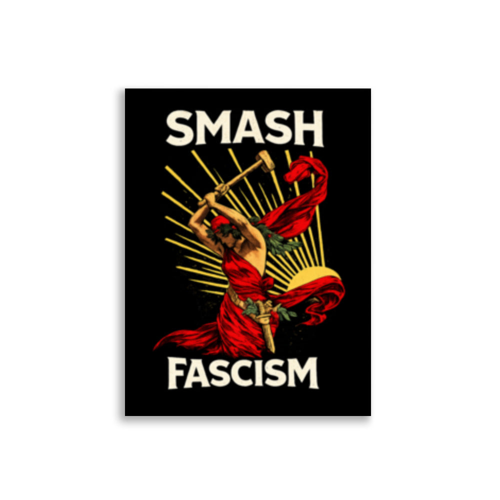 Antifascistisk plakat med teksten Smash Fascism og en kvinneskikkelse som løfter en hammer, i en dramatisk stil inspirert av historiske propagandaplakater.