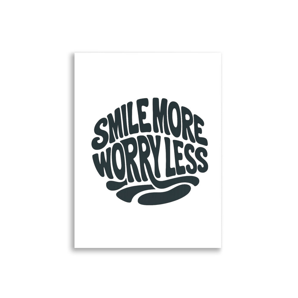 Typografisk plakat med teksten Smile More Worry Less i store, avrundede bokstaver med bølgende retrodesign.