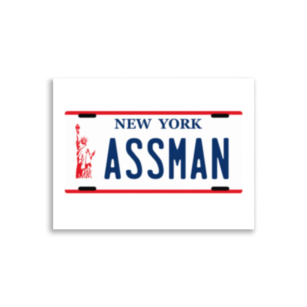 Plakat med personlig bilskilt fra New York med teksten ASSMAN, kjent fra Seinfeld-episoden The Fusilli Jerry med Cosmo Kramer.