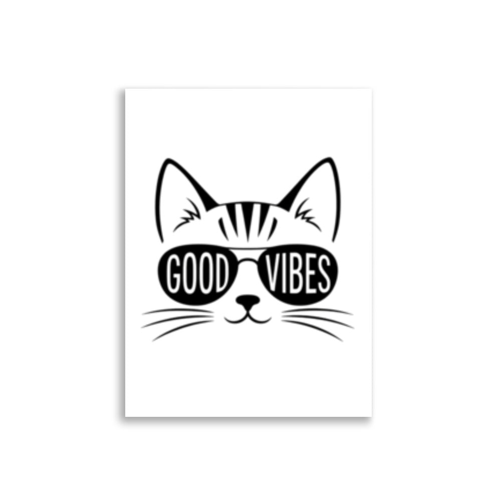 Minimalistisk plakat med et tegnet katteansikt, solbriller med teksten Good Vibes, katteører og værhår.