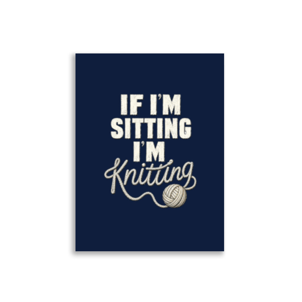 Strikkeplakat med teksten If I'm Sitting I'm Knitting i dekorativ typografi, illustrert med et garnnøste og en løs garntråd.