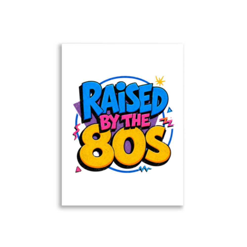 Retroplakat med teksten Raised by the 80s i store, fargerike bokstaver og geometriske former inspirert av 1980-tallets grafiske design.