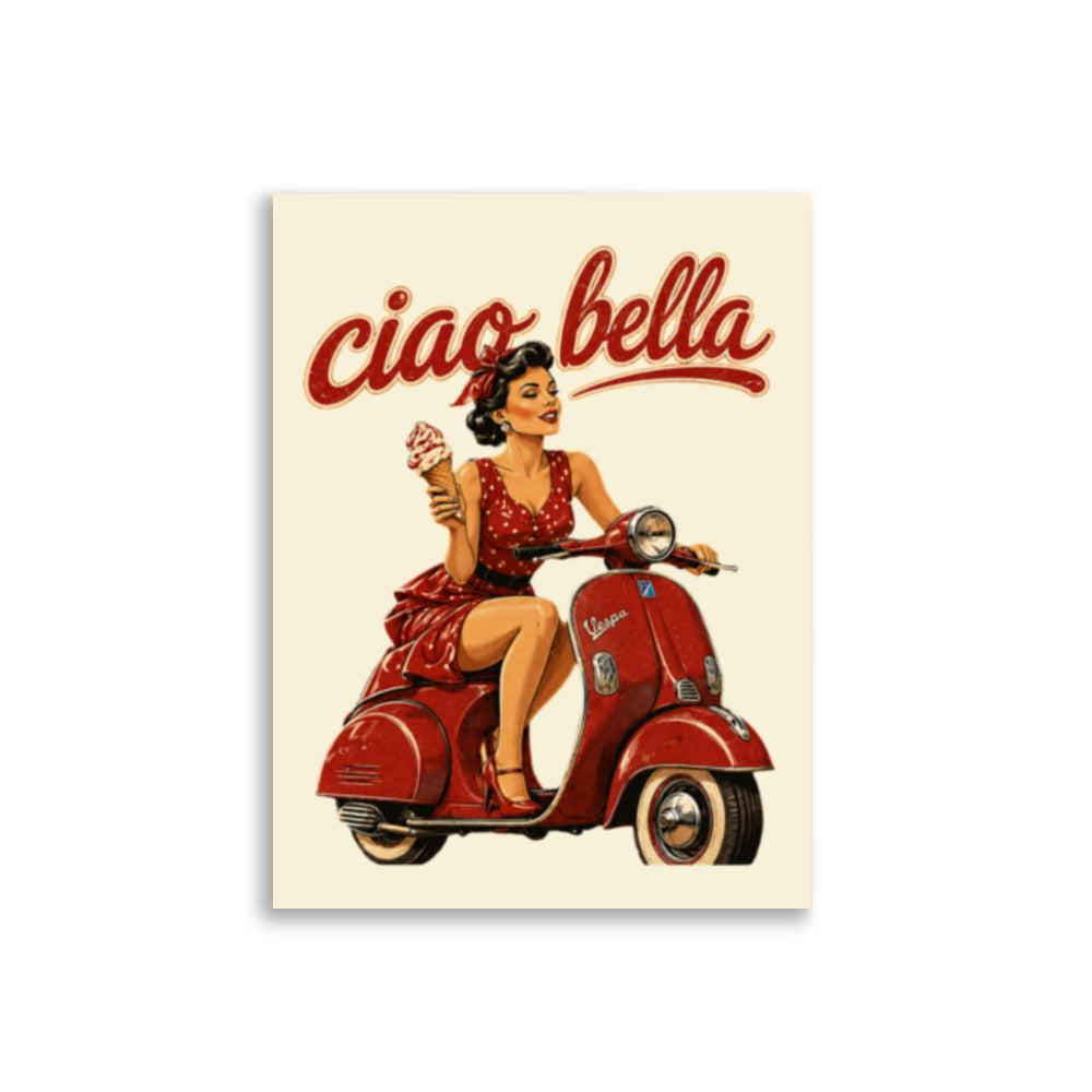Italiensk retroplakat med teksten Ciao Bella og en pinup-inspirert kvinne i rød kjole på en klassisk Vespa, med iskrem i hånden.