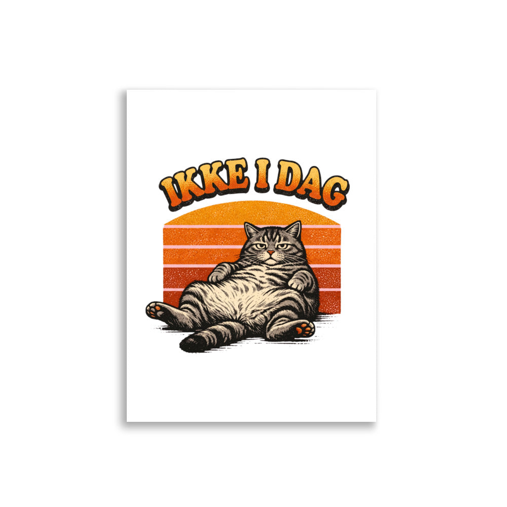 Humoristisk retroplakat med en avslappet, lubben katt som sitter tilbakelent, og teksten Ikke i dag over motivet.