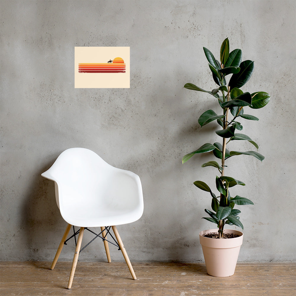 Minimalistisk westernplakat med silhuett av en cowboy til hest ved solnedgangen, over horisontale striper i retrostil.
