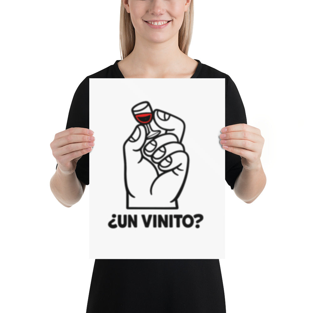 Minimalistisk vinplakat med en tegnet hånd som holder et lite glass rødvin og den spanske teksten «¿Un Vinito?».