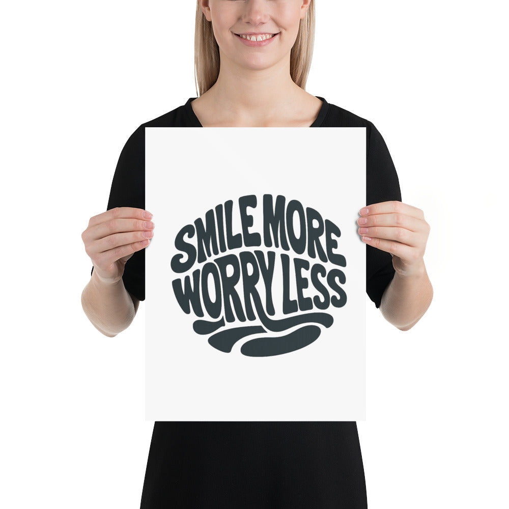 Typografisk plakat med teksten Smile More Worry Less i store, avrundede bokstaver med bølgende retrodesign.