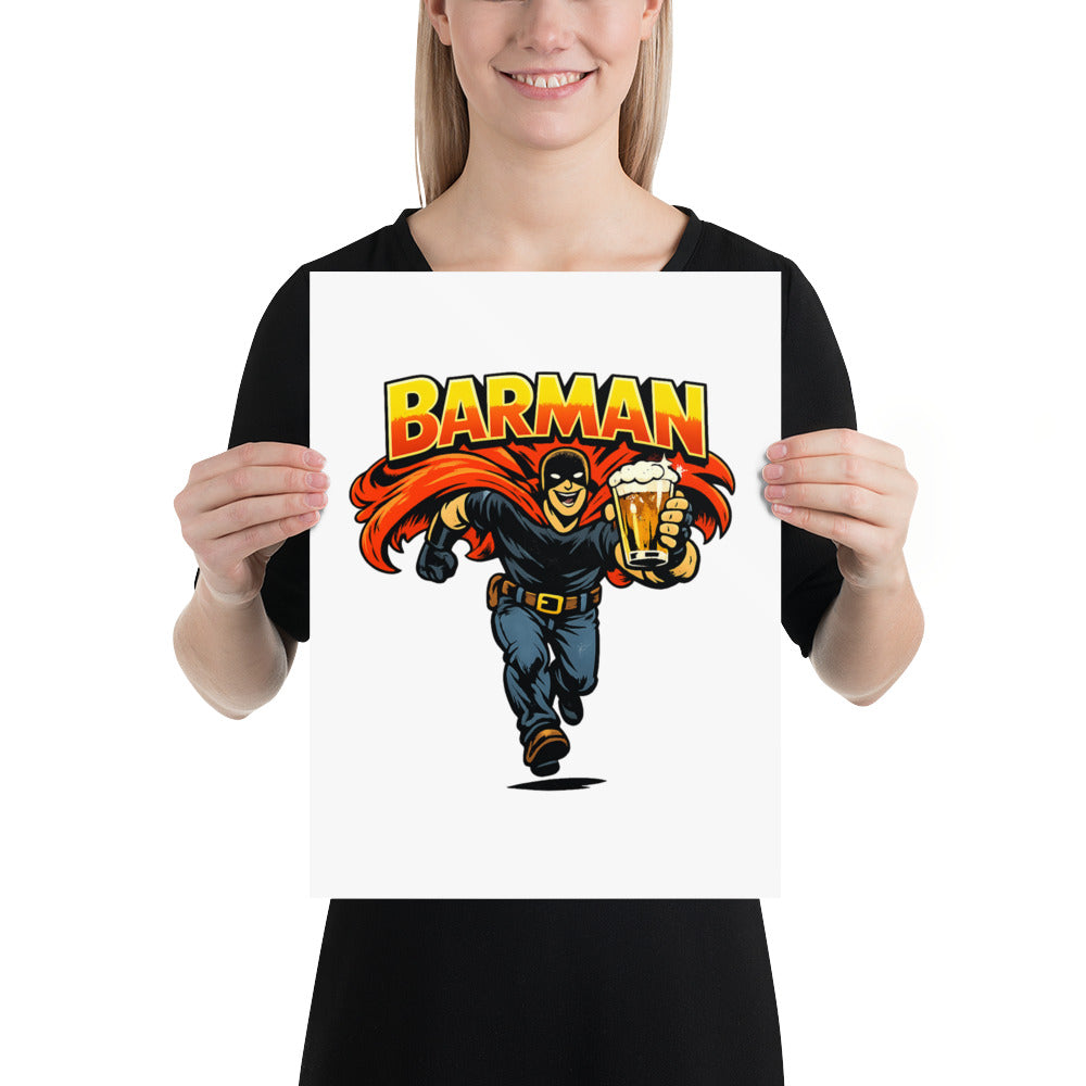 Humoristisk plakat med teksten Barman og en maskert superhelt i kappe som løper fremover med et stort glass skummende øl i hånden.