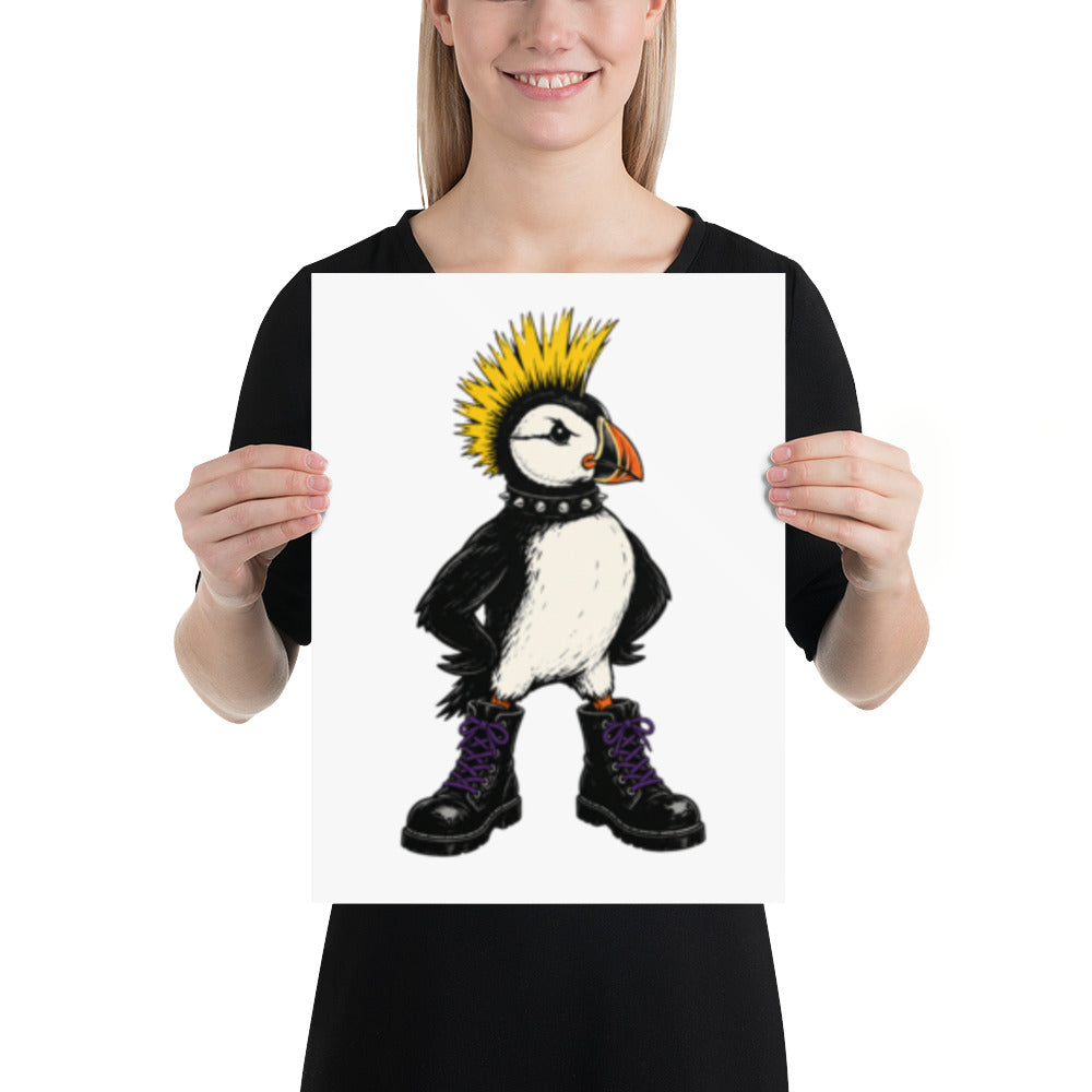 Humoristisk illustrasjon av en lundefugl med gul punkhanekam, naglehalsbånd og svarte boots med lilla lisser.