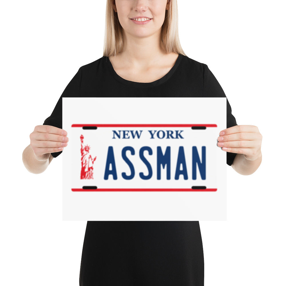 Plakat med personlig bilskilt fra New York med teksten ASSMAN, kjent fra Seinfeld-episoden The Fusilli Jerry med Cosmo Kramer.
