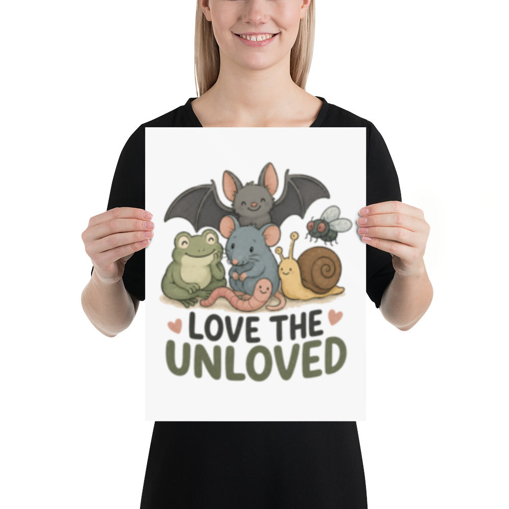 Søt illustrasjon av flaggermus, rotte, frosk, snegle, meitemark og flue samlet over teksten Love the Unloved, med små hjerter rundt.
