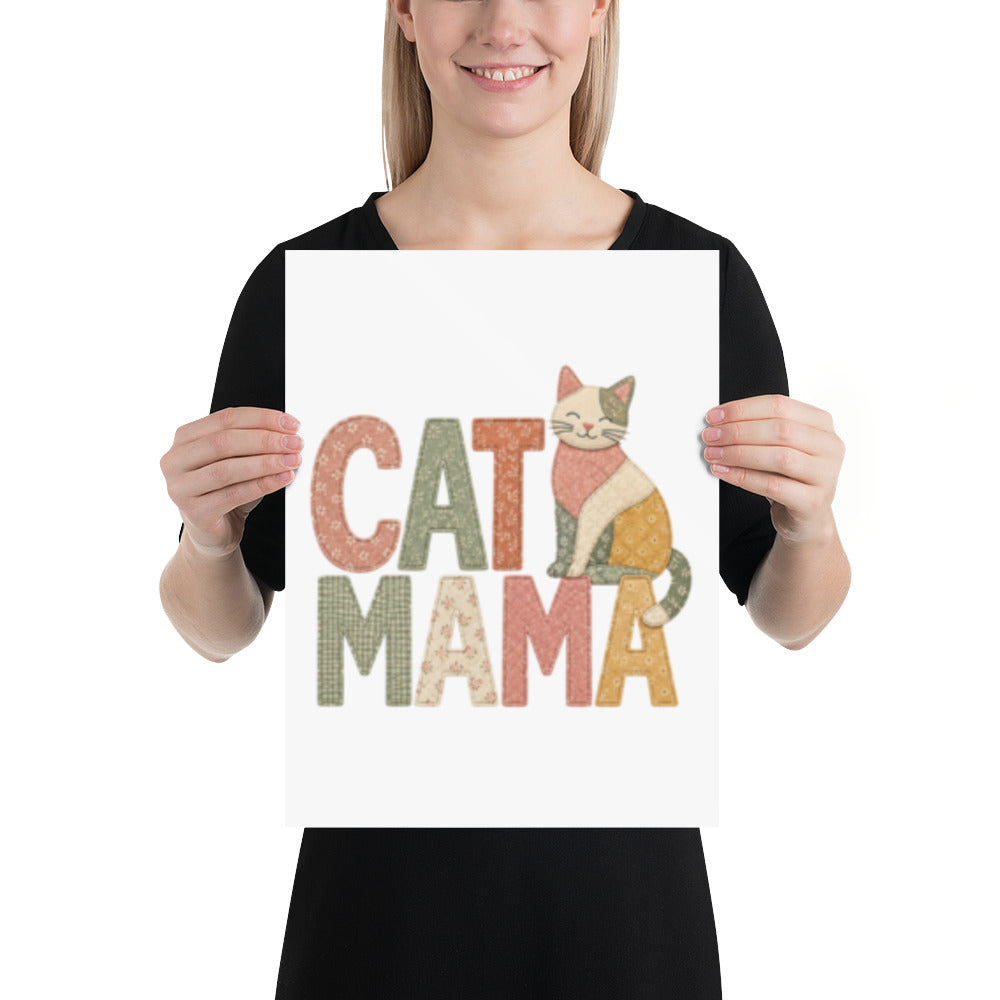 Retroinspirert plakat med teksten Cat Mama i store mønstrede bokstaver og en søt, flerfarget katt som sitter på bokstavene.