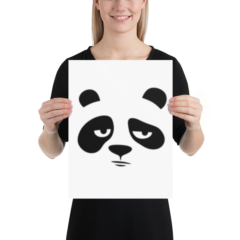 Minimalistisk plakat med et stilisert pandaansikt, halvlukkede øyne og et trøtt, lettere oppgitt uttrykk.
