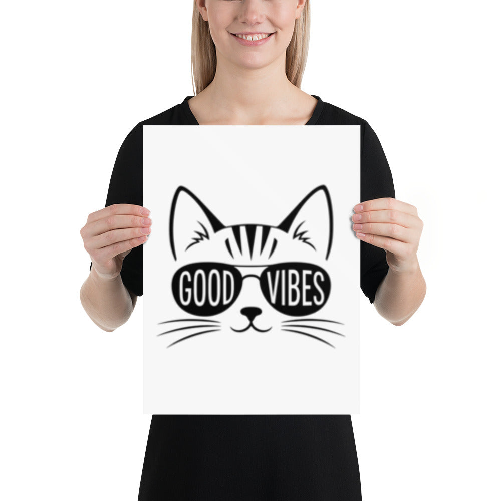 Minimalistisk plakat med et tegnet katteansikt, solbriller med teksten Good Vibes, katteører og værhår.