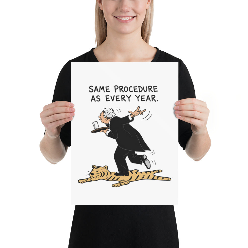 Humoristisk plakat med hovmesteren James fra Grevinnen og hovmesteren som snubler i tigerskinnsfellen, med teksten Same Procedure as Every Year.