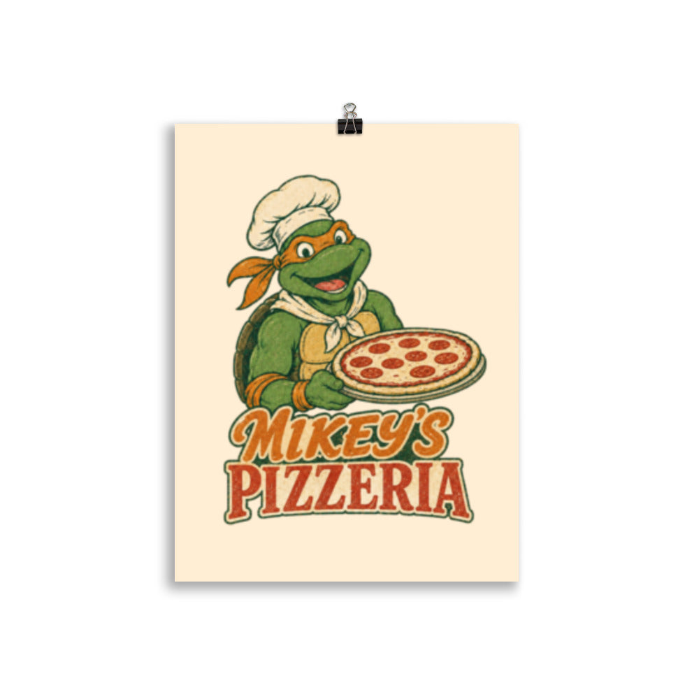 Plakat med Michelangelo fra Teenage Mutant Ninja Turtles som pizzakokk med kokkelue og en pepperonipizza, over teksten Mikey's Pizzeria.
