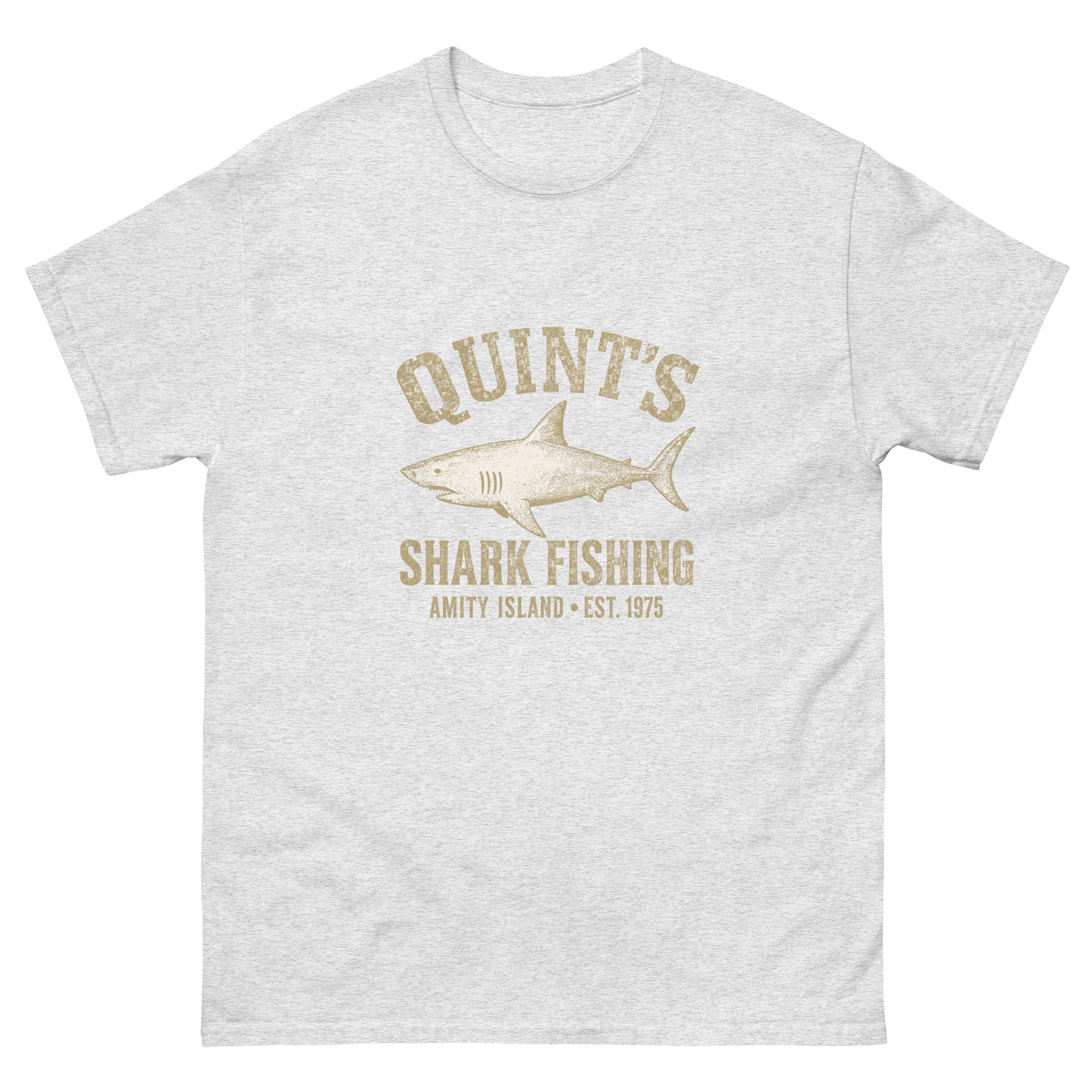 Vintage Quint’s Shark Fishing-motiv i slitt kremfarget trykk, med buet Quint’s-tekst, stor hai i midten, Shark Fishing under og Amity Island · Est. 1975 som ren tekstlinje på transparent bakgrunn.