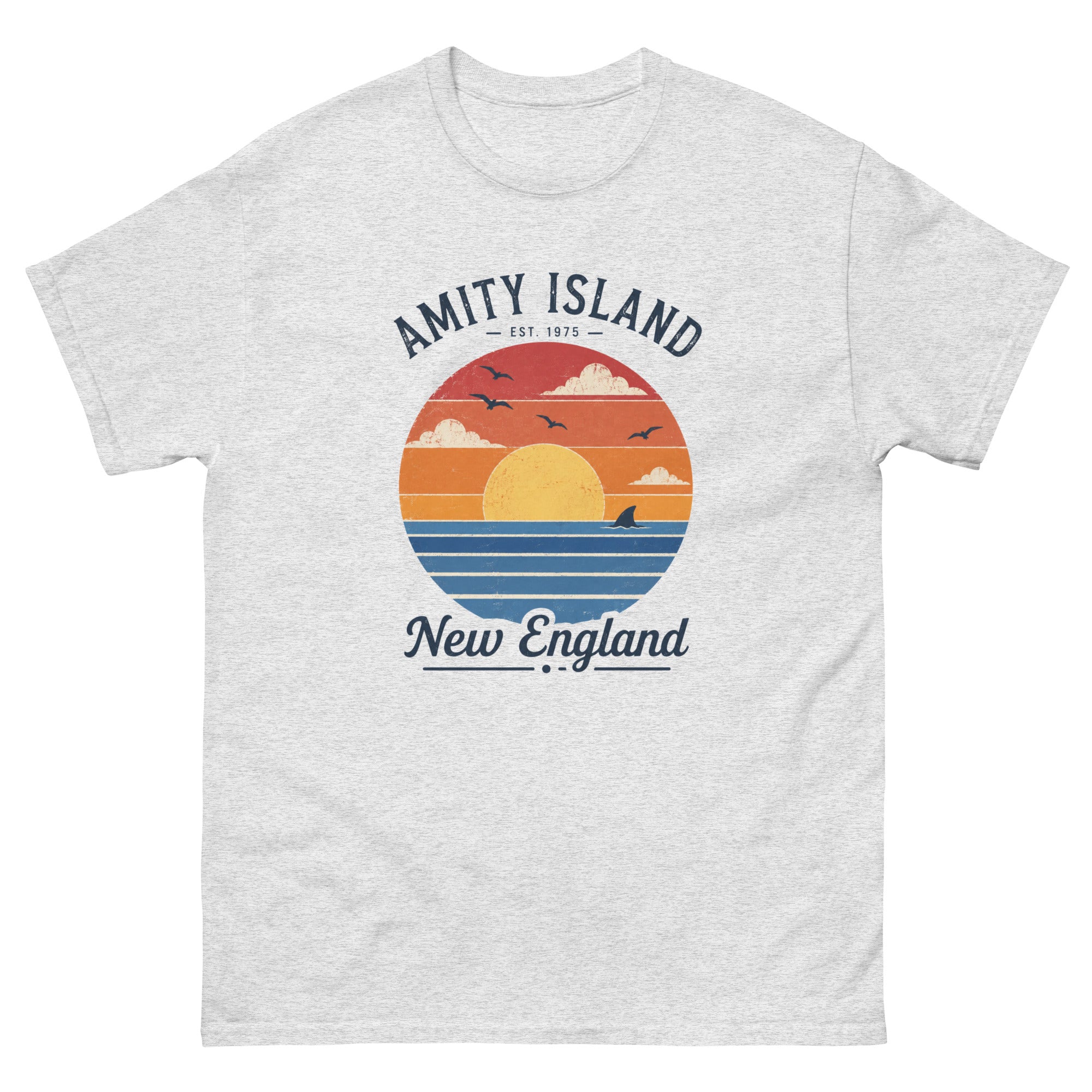 Amity Island New England-motiv med solnedgang, havstriper, fugler, skyer og en liten haifinne i vannet, i slitt turisttrøye-stil på transparent bakgrunn.