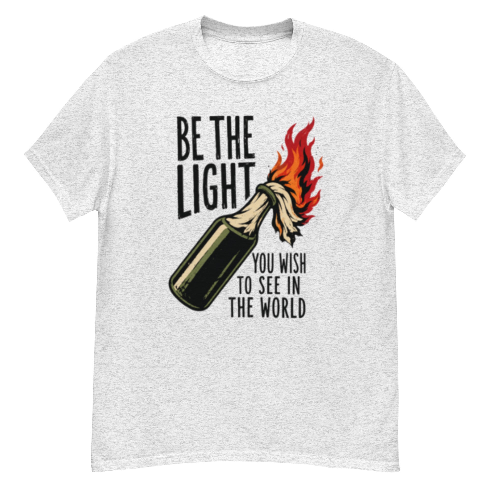T-skjorte med teksten «Be the light you wish to see in the world» rundt en mørk flaske med brennende fille i rødt, oransje, krem og olivengrønt.