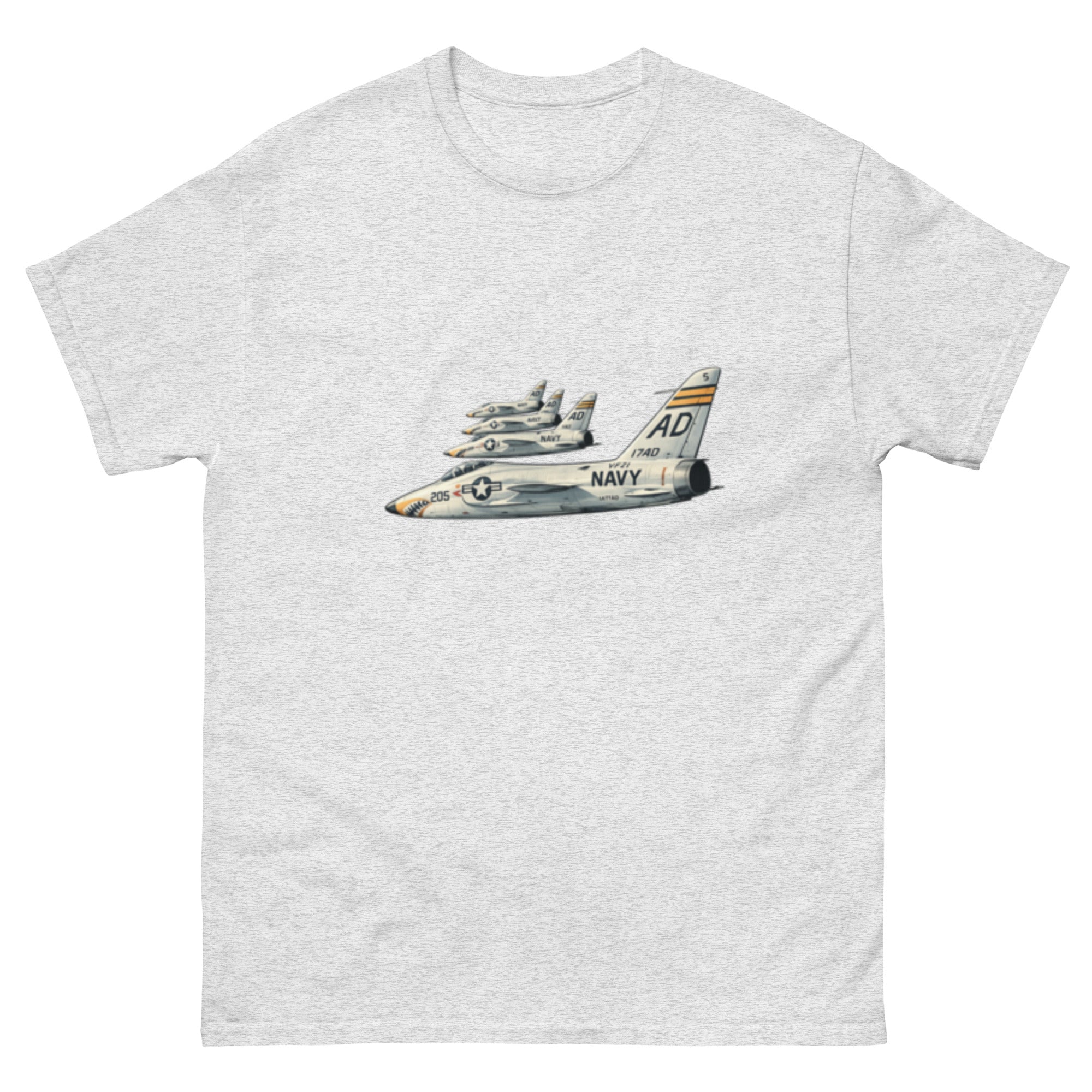 T-skjorte med fire hvite F-8 Crusader-inspirerte marinefly i tett formasjon, med NAVY-tekst, halekode AD og oransje detaljer.