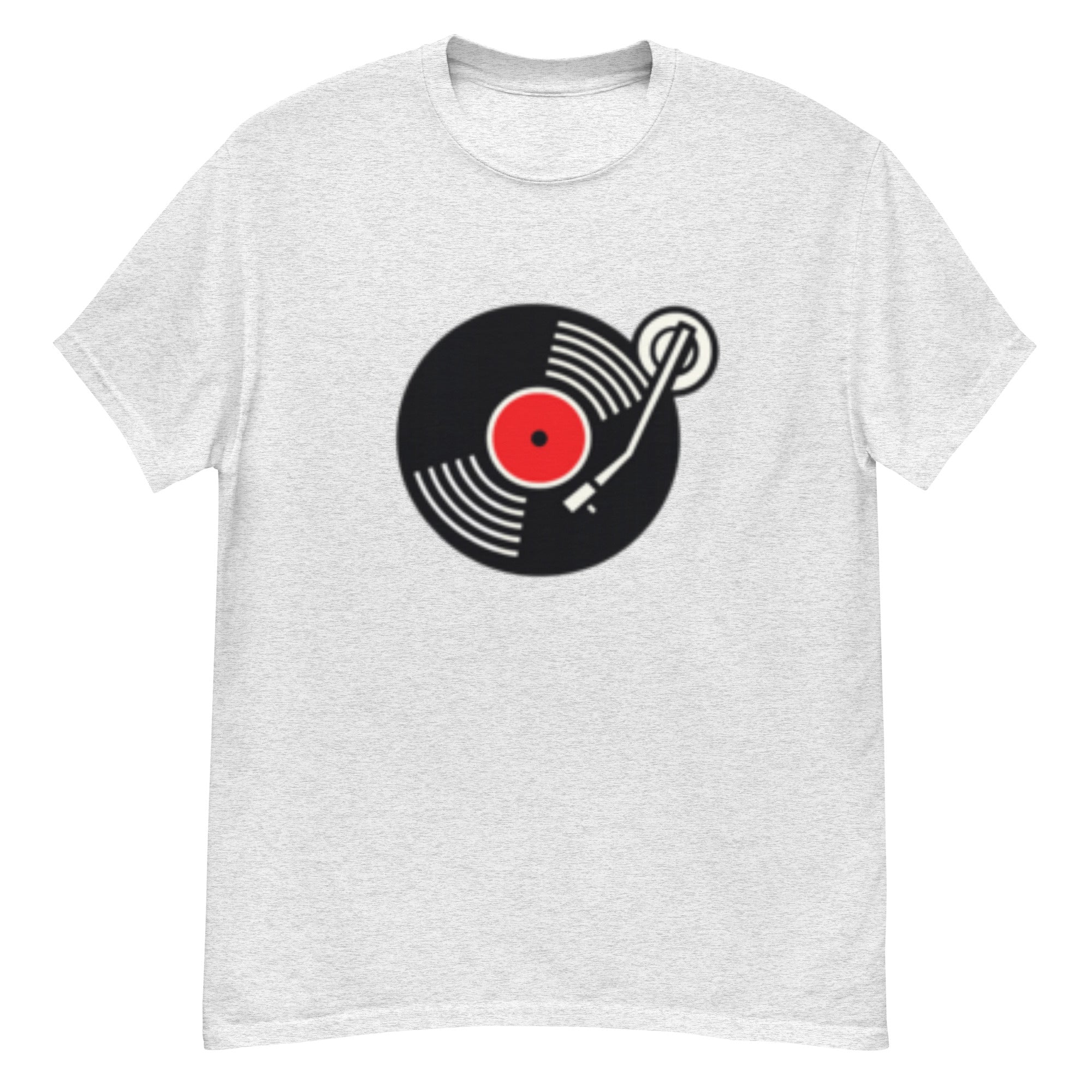 T-skjorte med stilisert sort vinylplate, rød etikett og lys tonearm i geometrisk retrostil.