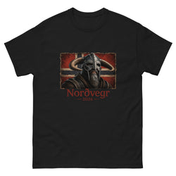 Vintage t-skjorte med «Nordvegr 2026»-motiv, vikinger, Norge, fotball-VM 2026, norrøn historie, supporterdesign og retro gave til norske fotballfans.