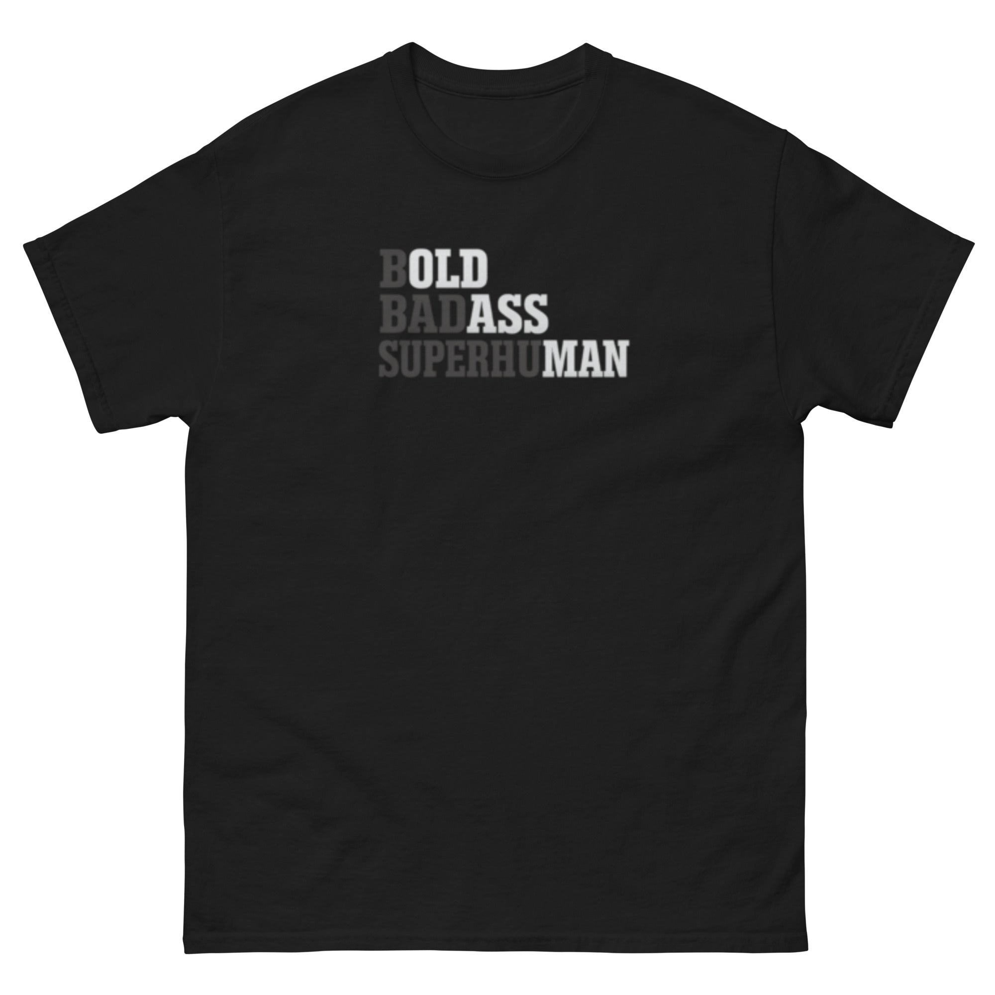 Typografisk t-skjorte som viser OLD ASS MAN på avstand og BOLD BADASS SUPERHUMAN på nært hold.
