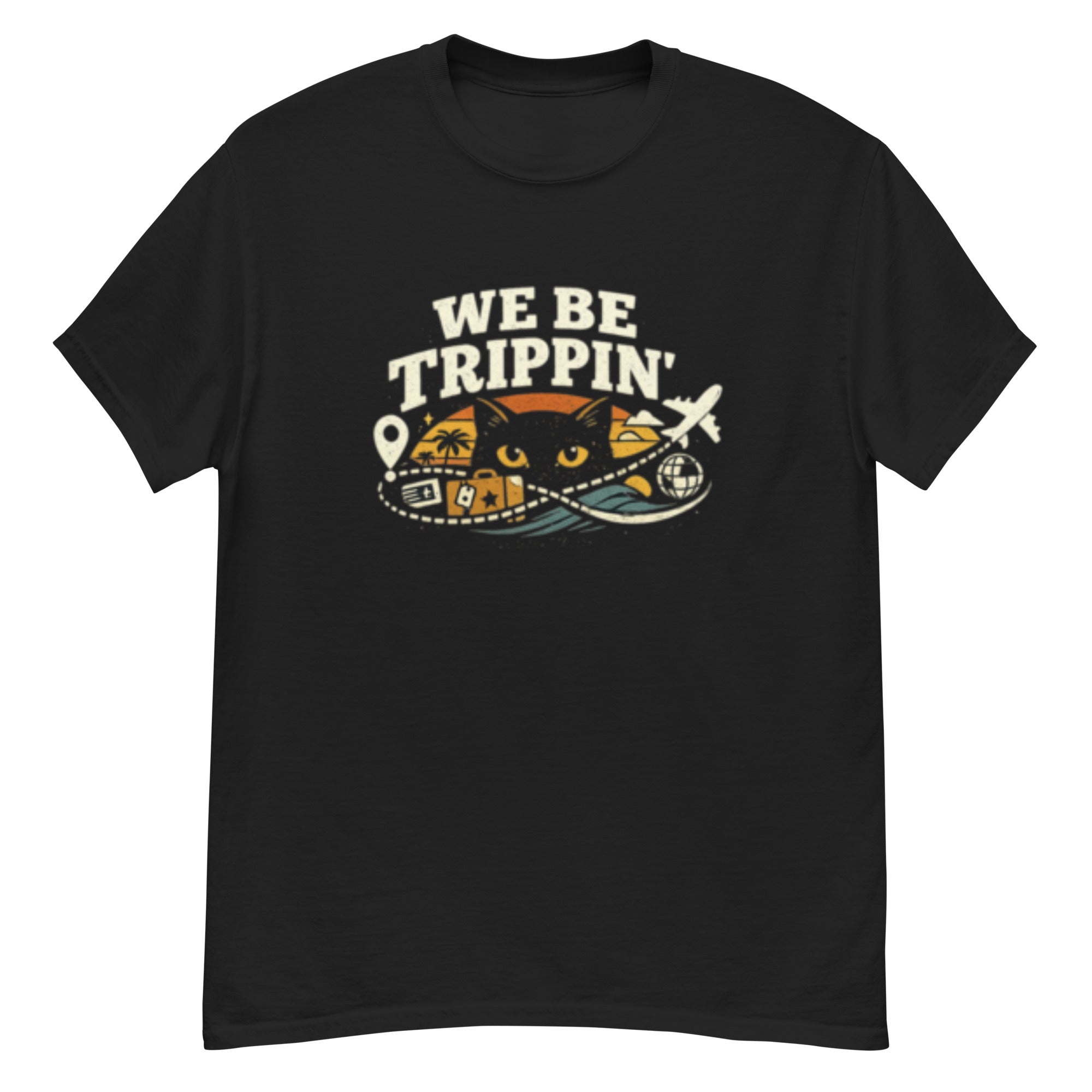 Retro reise t-skjorte med teksten We Be Trippin’, fly, koffert, globus, kartnål og stiplet flyrute.