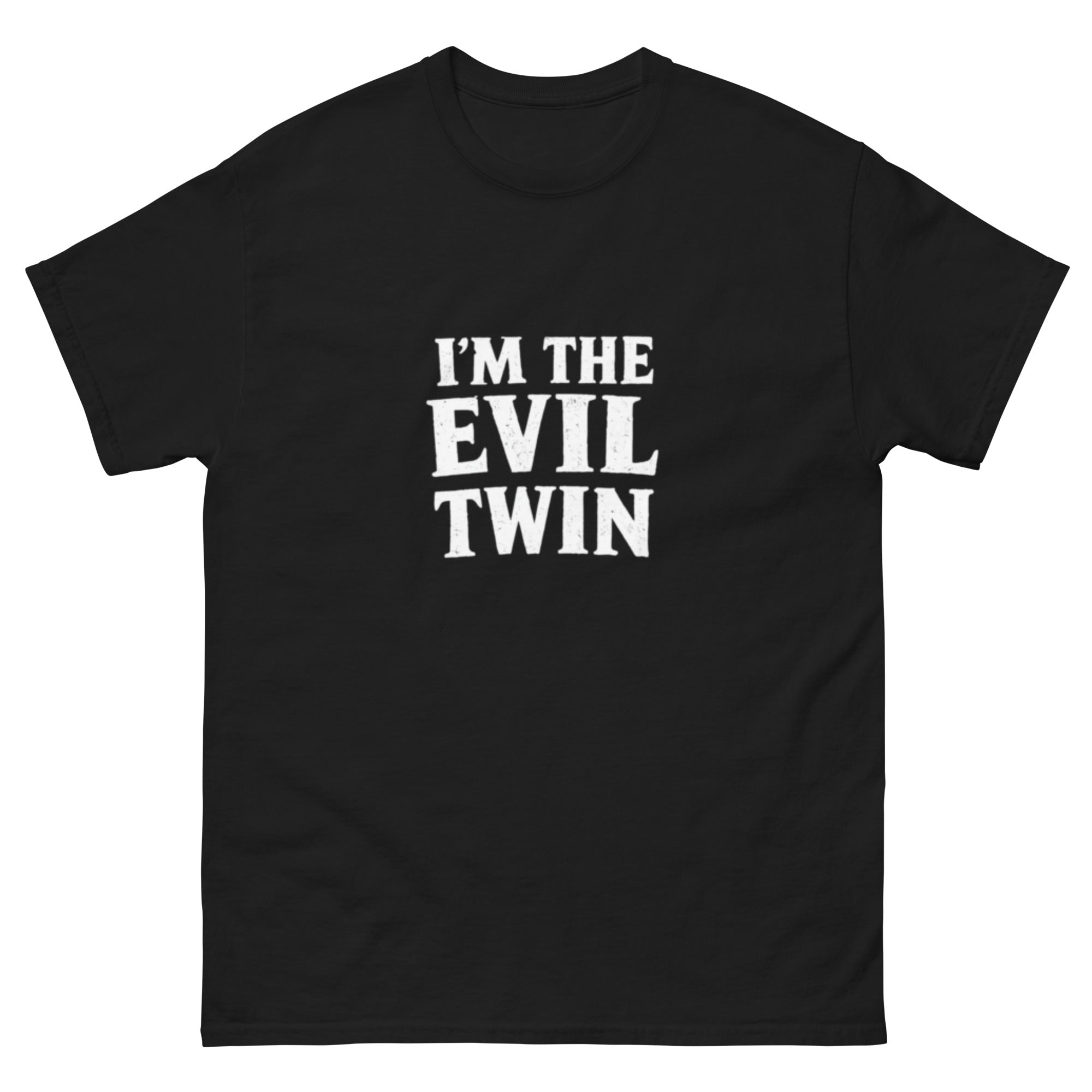 Typografisk design med teksten «I'm The Evil Twin» i stor hvit vintage skrift på sort bakgrunn. Humoristisk motiv med mørk humor og sarkastisk uttrykk.