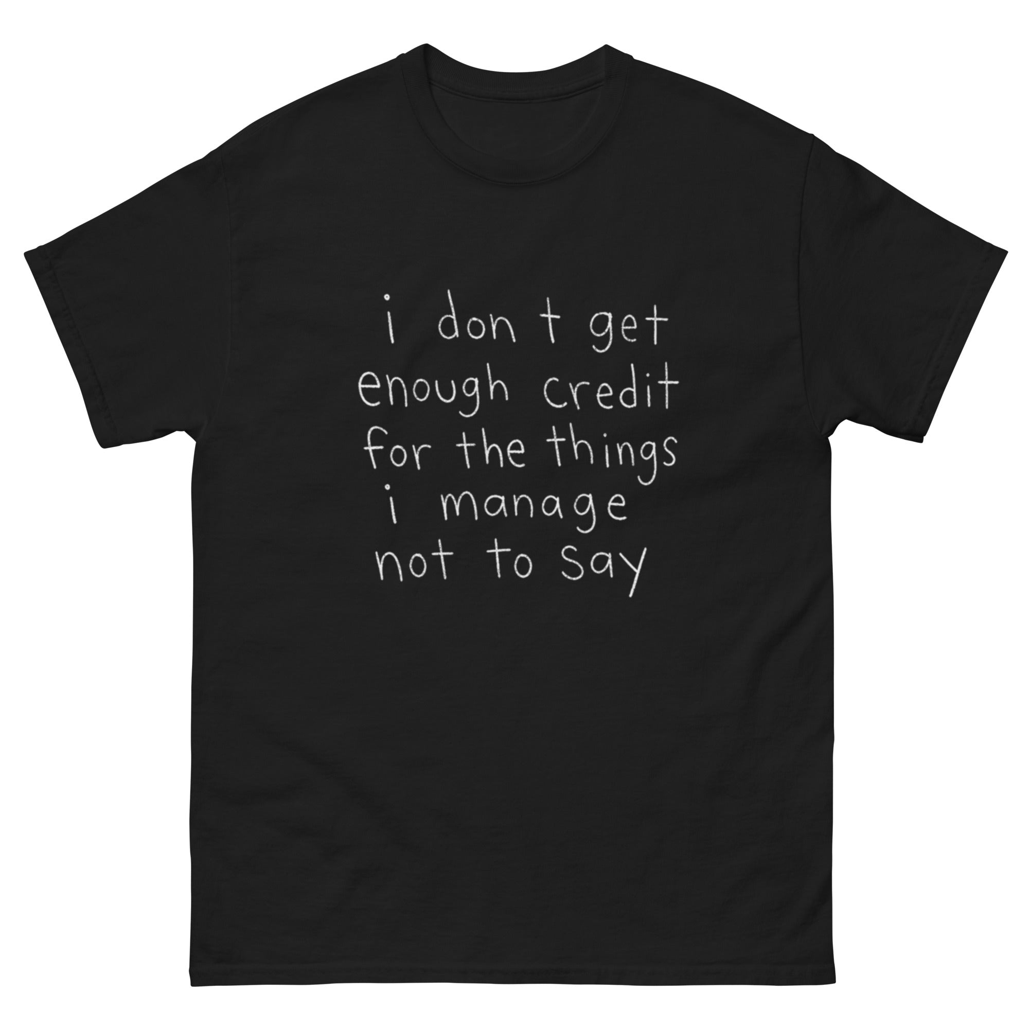 Typografisk illustrasjon med teksten «I Don't Get Enough Credit For The Things I Manage Not To Say» i hvit håndskrevet stil på sort bakgrunn. Morsomt og sarkastisk tekstdesign til t-skjorte.
