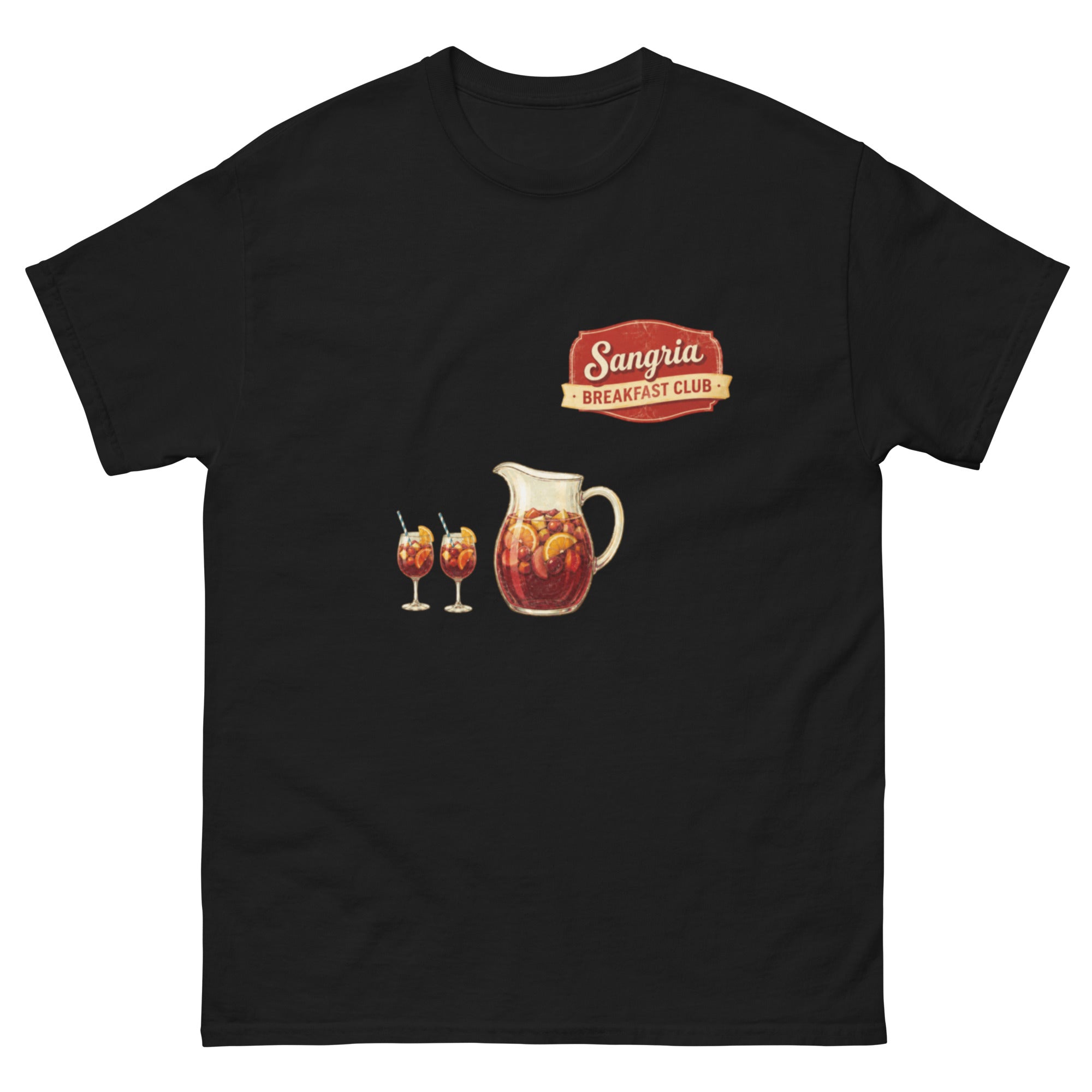 Retro illustrasjon av en mugge og to glass med fruktig sangria under teksten «Sangria Breakfast Club». Humoristisk sommerdesign inspirert av ferie, brunch og sydenturer til t-skjorte.