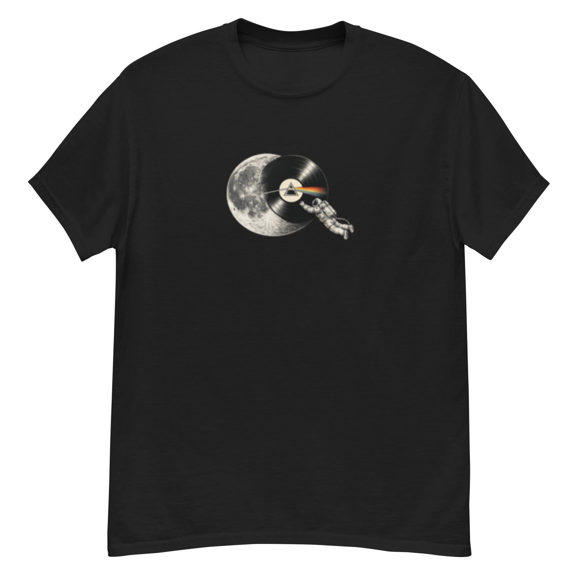 Svart t-skjorte med astronaut som skyver en sort vinylplate foran en detaljert måne, med prisme og regnbuespekter inspirert av The Dark Side of the Moon.