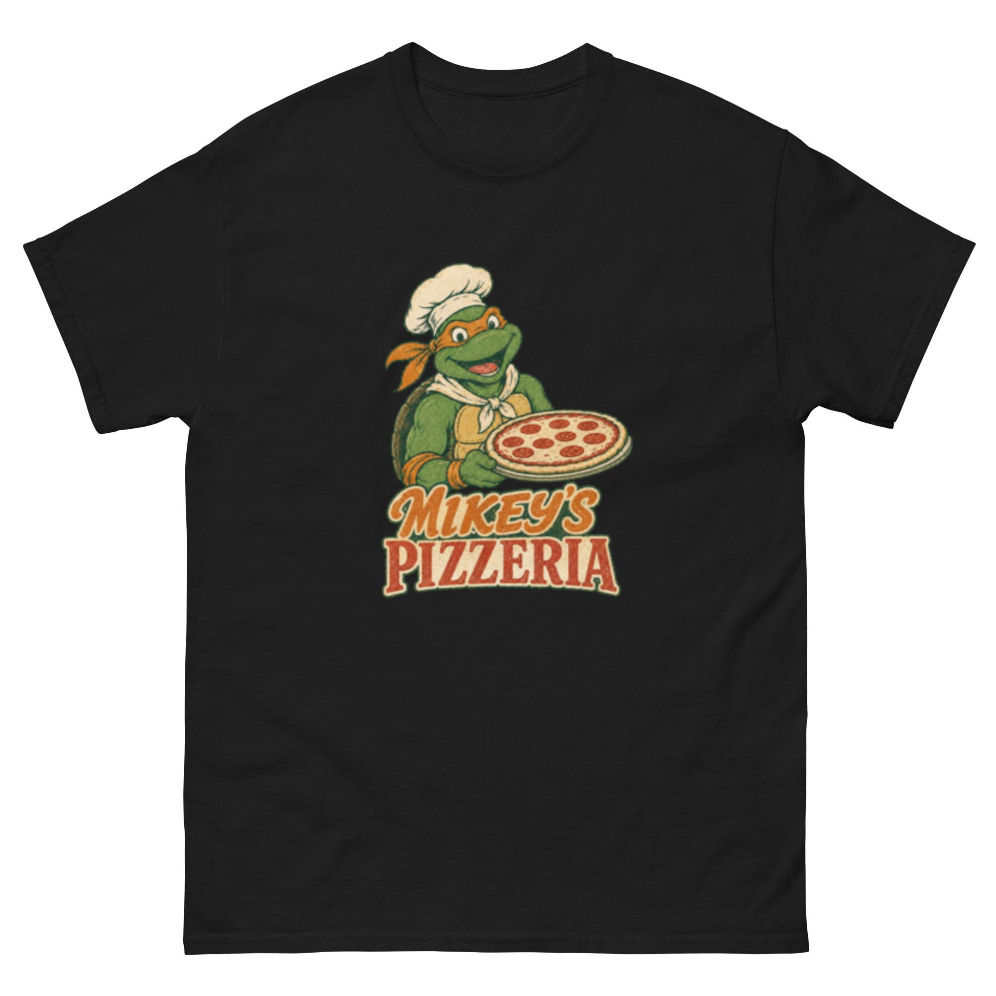 T-skjorte med Michelangelo som pizzeriakokk, oransje maske, kokkelue, pizzafat og teksten Mikey’s Pizzeria.