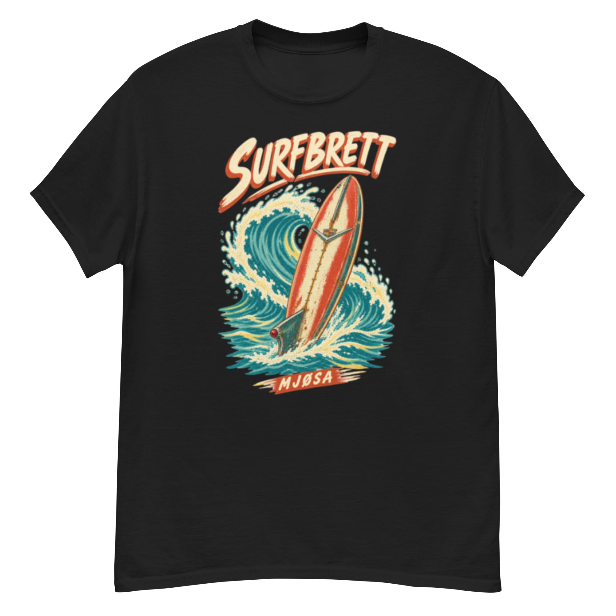 T-skjorte med teksten «Surfbrett» over et bilinspirert surfebrett som skjærer gjennom bølgene på Mjøsa.
