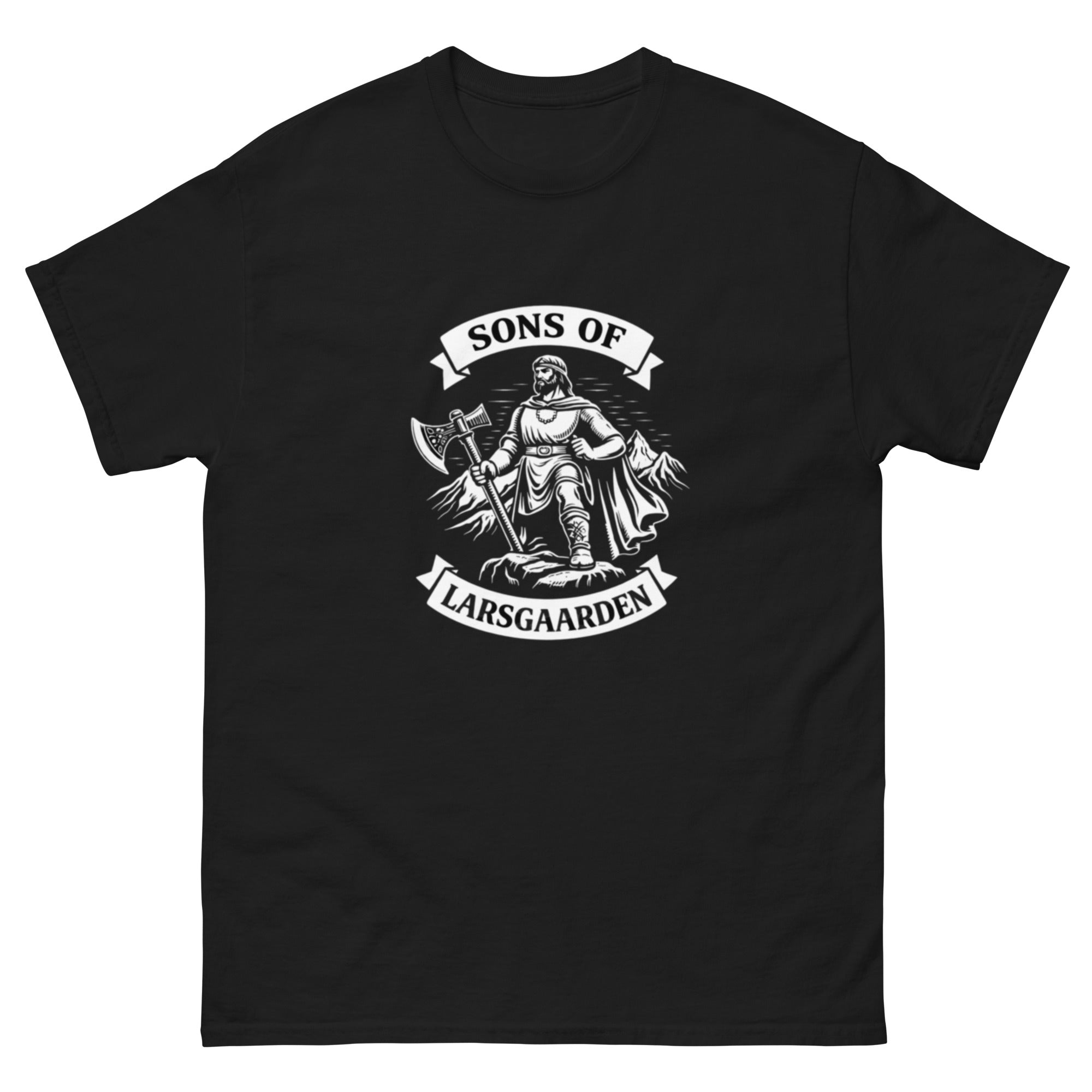 Illustrasjon av en stolt viking med øks foran fjellandskap og bannere med teksten «Sons of Larsgaarden». Designet er inspirert av Gange-Rolv, vikinghistorie og bydelen Larsgården i Ålesund.