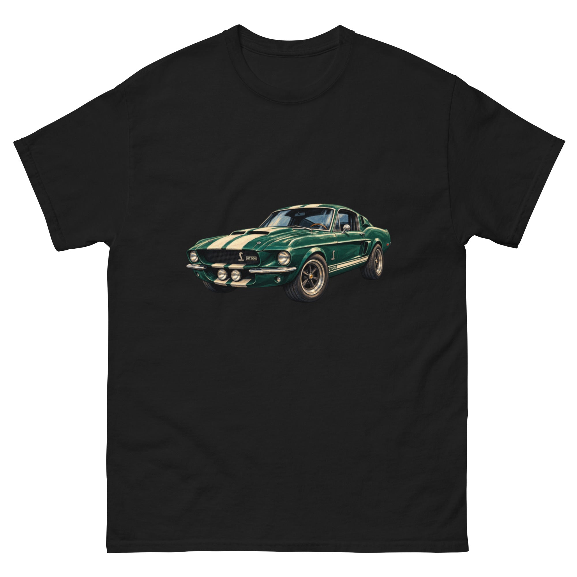 Shelby GT500 T-skjortemotiv med klassisk grønn Ford Mustang, lyse racingstriper, Cobra-emblem og retro håndtegnet stil.