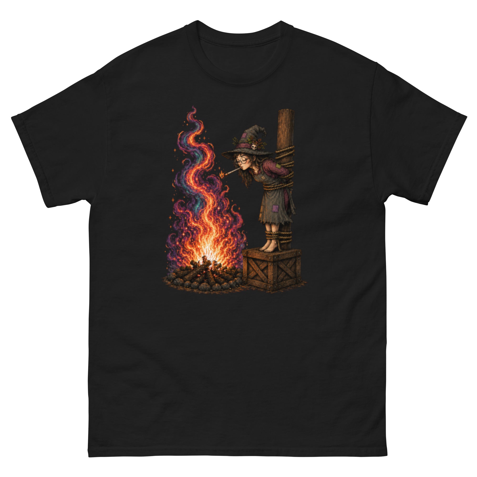 Witches Never Die T-skjortemotiv med heks bundet til stolpe som tenner en sigarett på et magisk bål, tegnet i detaljert retrostil.