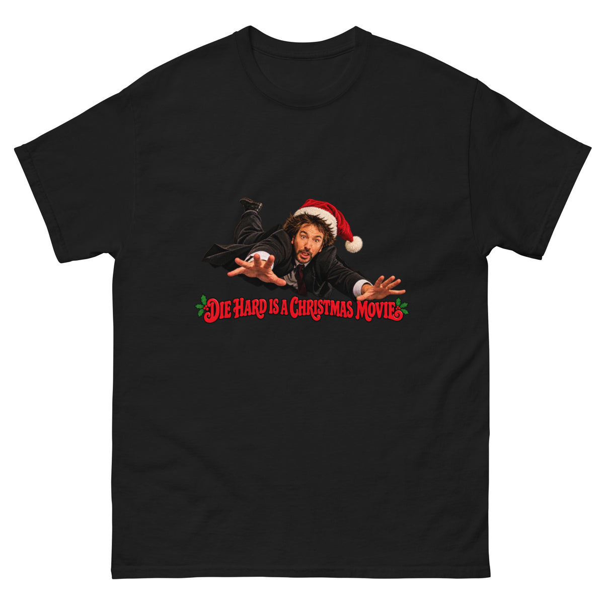 Die Hard Is a Christmas Movie T-skjorte med John McClane inspirert av Bruce Willis, iført nisselue og svart dress, over rød juletekst med kristtorn.