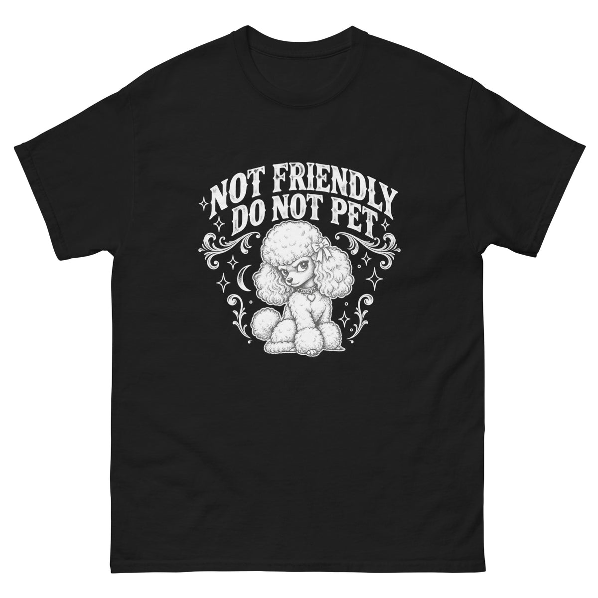 Hvit retroillustrasjon av søt puddel med krøllete pels, sløyfe og hjerteformet halsbånd, omgitt av dekorative ornamenter og teksten Not Friendly Do Not Pet.