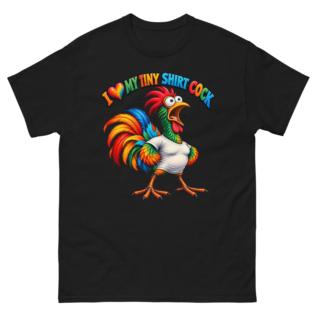 Fargerik tegneseriehane med stor rød kam, regnbuefargede fjær, store øyne og trang hvit T-skjorte under teksten I Love My Tiny Shirt Cock.