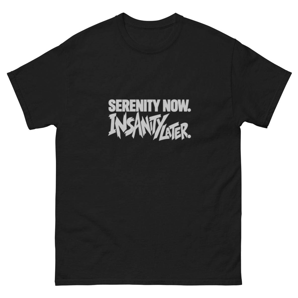 «Serenity now.» i rette, lysgrå bokstaver over «Insanity later.» med kraftig forvrengte, skråstilte og overlappende bokstaver.