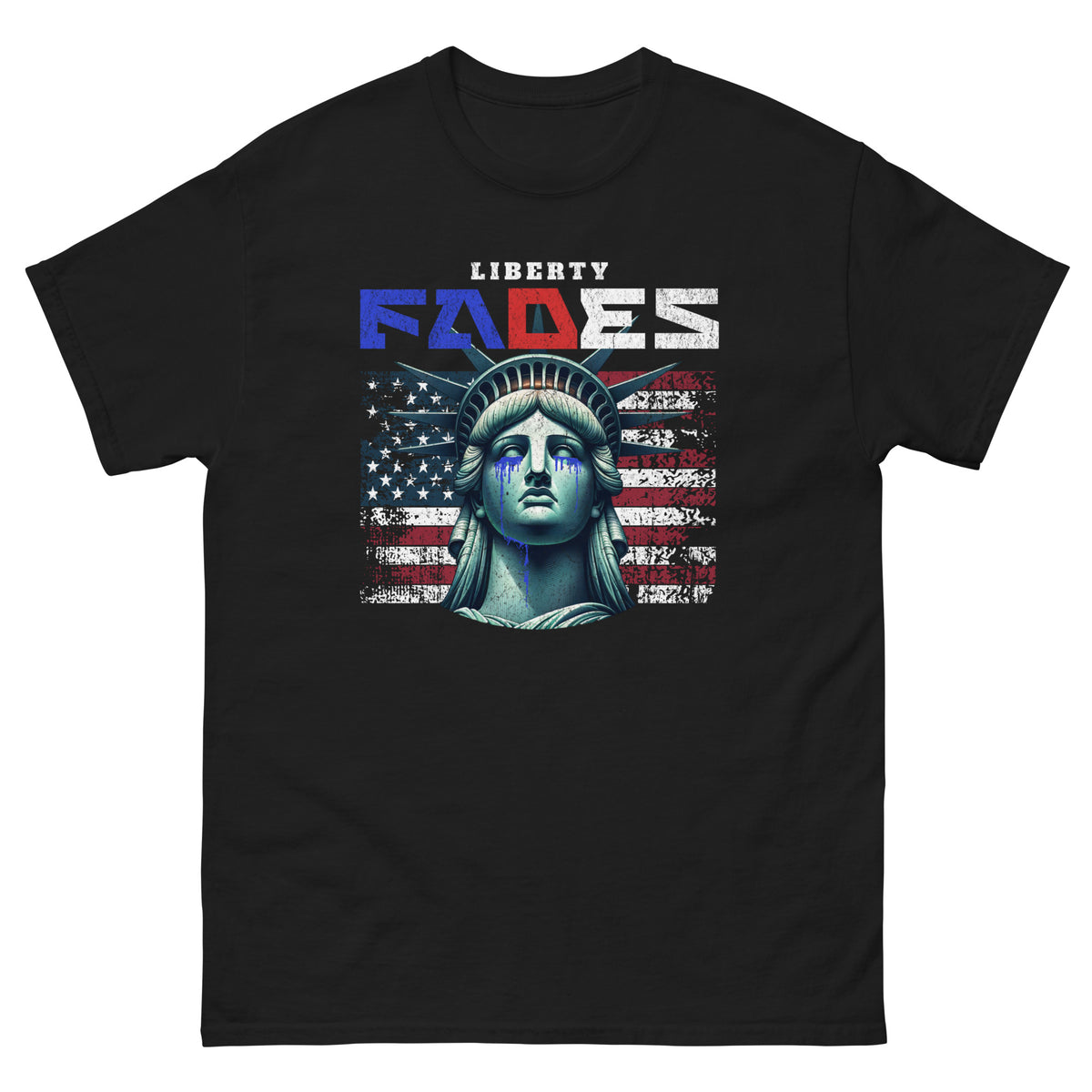 Svart T-skjorte med Frihetsgudinnen foran et slitt amerikansk flagg. Blå og lilla farge renner som tårer fra øynene. Over motivet står «LIBERTY FADES».