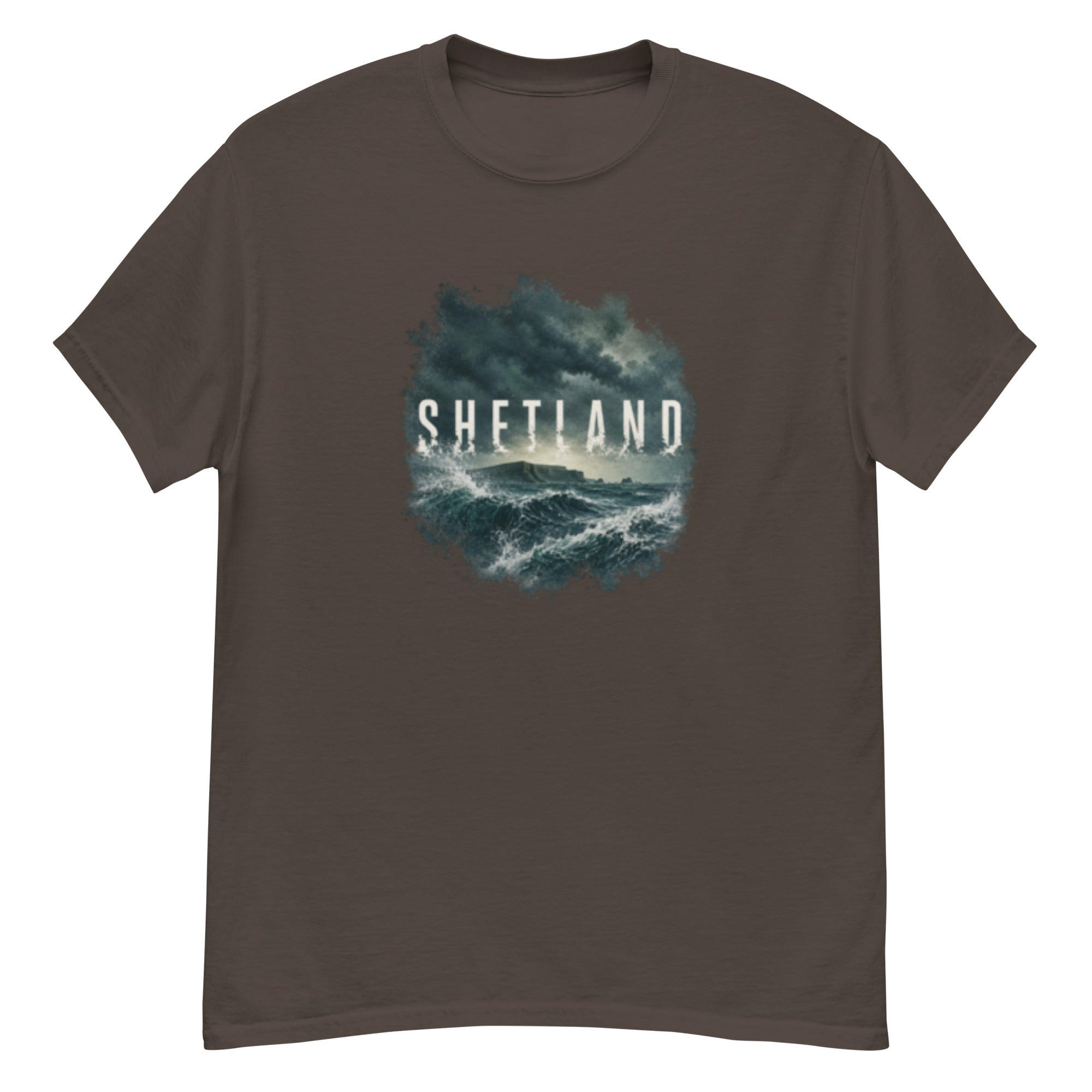 T-skjorte med teksten Shetland over mørkt stormhav, kraftige bølger, sjøsprøyt og en avsides klippekyst i kalde blågrønne toner.