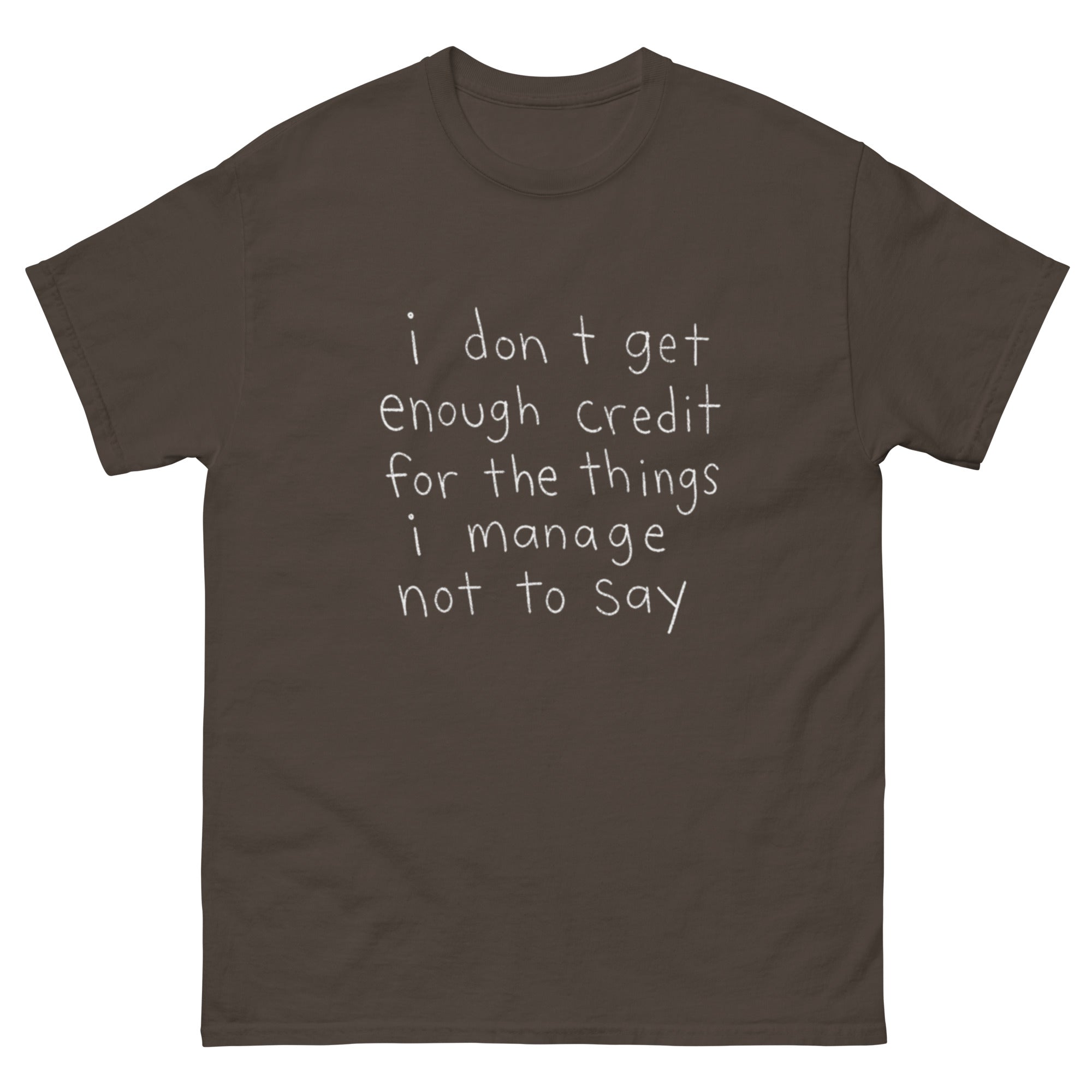 Typografisk illustrasjon med teksten «I Don't Get Enough Credit For The Things I Manage Not To Say» i hvit håndskrevet stil på sort bakgrunn. Morsomt og sarkastisk tekstdesign til t-skjorte.