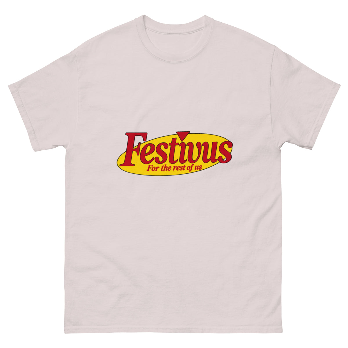 Festivus For the Rest of Us T-skjorte inspirert av Seinfeld, med stor rød Festivus-logo på gul oval bakgrunn og slagordet fra Frank Costanzas julefeiring.